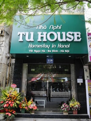 A building with a green sign that reads "Homestay in Hanoi" and the address "118 Ngoc Ha - Ba Dinh - Ha Noi". - TU House (Hanoi)