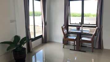 Suite | Blackout drapes, free WiFi