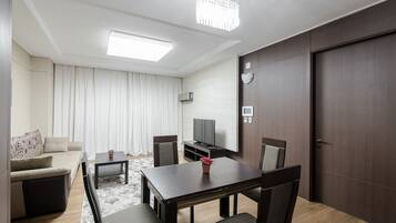 Apartment, 1 Double Bed with Sofa bed | In-room dining