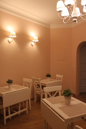 Tägliches inbegriffenes kontinentales Frühstück