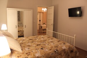 Standard-Doppelzimmer, Gemeinschaftsbad | Hochwertige Bettwaren, Schreibtisch, schallisolierte Zimmer
