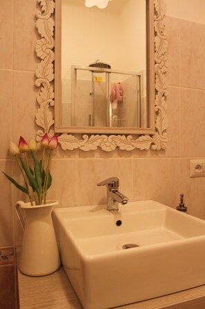 Deluxe Double Room (External private bathroom) | Bathroom - La Casa in Fiore (Rome)