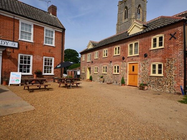 Soundproofing, iron/ironing board, free WiFi, bed sheets - The White Lady (North Walsham)