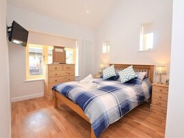 Kedap suara, setrika/meja setrika, Wi-Fi gratis, dan seprai linen