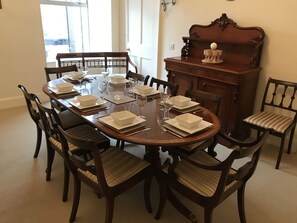 In-room dining - 1 Varis Apartments (Forres)