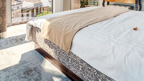 A modern bedroom with a large bed, skylight, city view, and a flat-screen TV. - Aparthotel Best Views Luxury (Kraków)