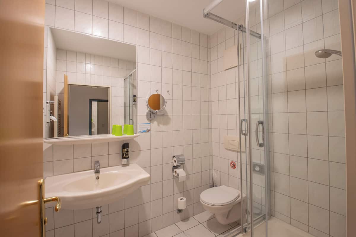 basic double room | bathroom | free toiletries, hair dryer, towels