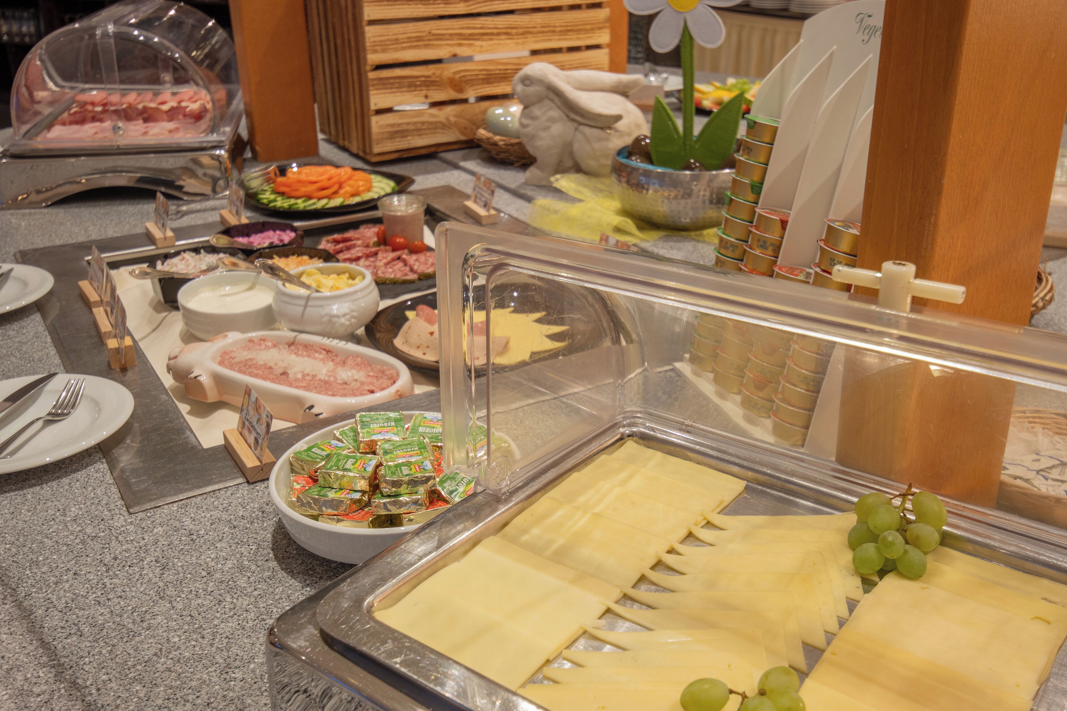 Un buffet proposant une variété de plats et une vitrine transparente pour les présenter.