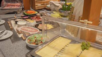 Un buffet proposant une variété de plats et une vitrine transparente pour les présenter.