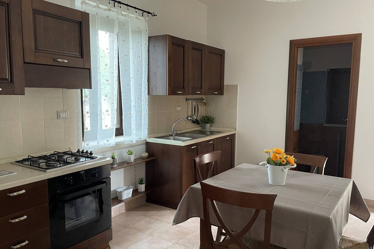 Appartamento Comfort , 1 camera da letto , un soggiorno con angolo cottura , vista montagne | Cocina privada | Frigorífico y horno