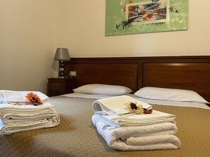 Appartamento Classic , 2 camere da letto , un soggiorno con angolo cottura , visat parco | Ropa de cama de alta calidad, escritorio, insonorización y cunas