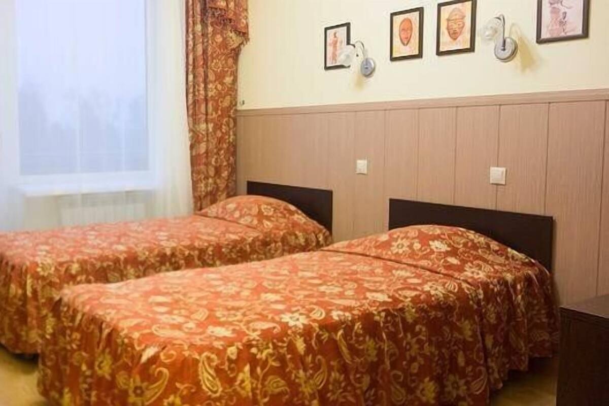 Iron/ironing board, rollaway beds, free WiFi