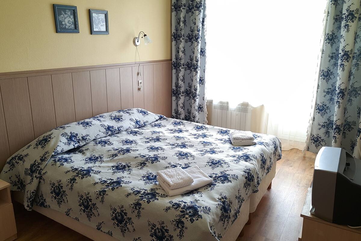 Iron/ironing board, rollaway beds, free WiFi