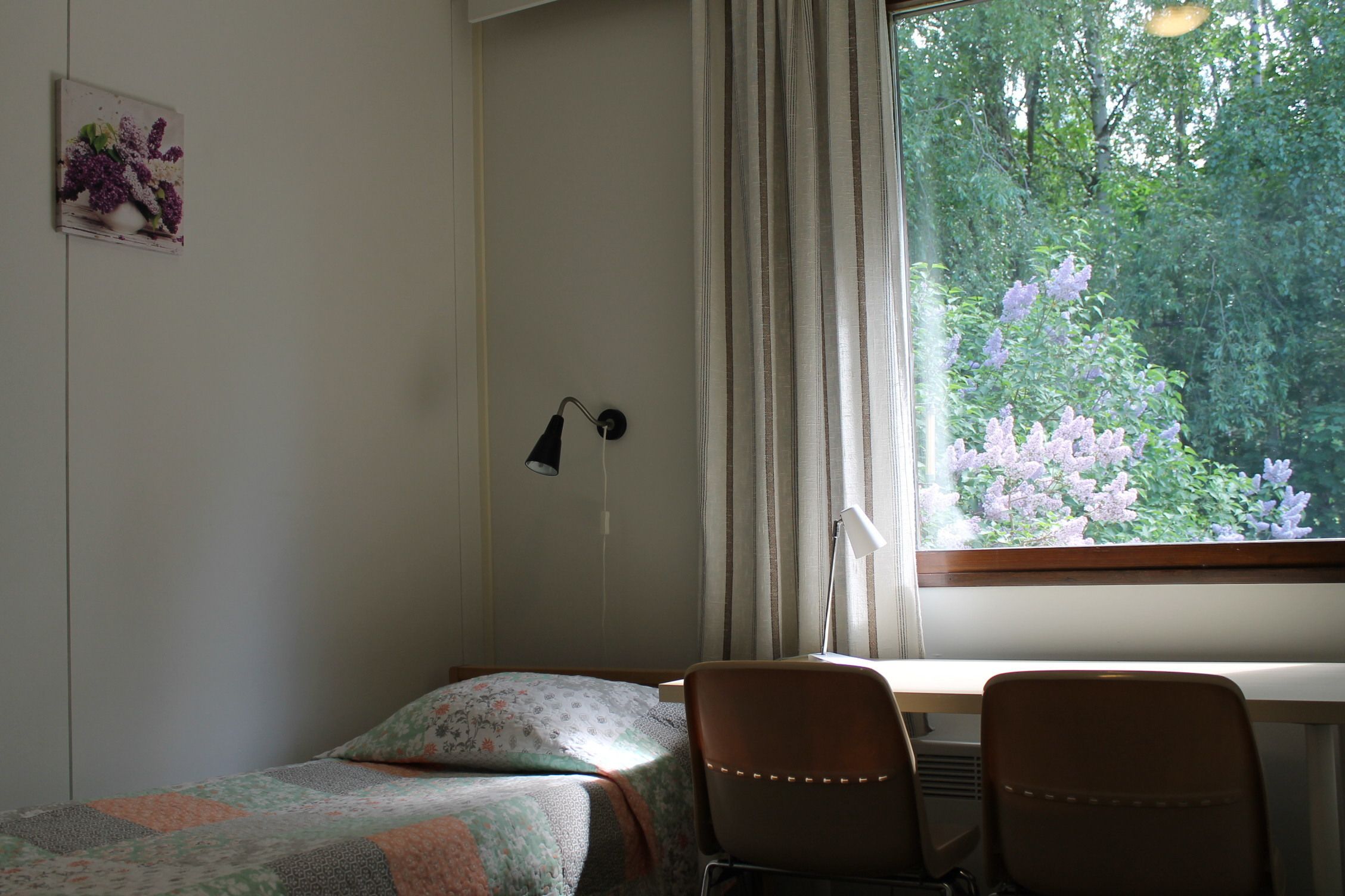 Kahden hengen economy-huone (kaksi sänkyä), jaettu kylpyhuone | Työpöytä, silitysrauta/-lauta, ilmainen Wi-Fi, vuodevaatteet