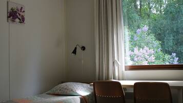 Kahden hengen economy-huone (kaksi sänkyä), jaettu kylpyhuone | Työpöytä, silitysrauta/-lauta, ilmainen Wi-Fi, vuodevaatteet