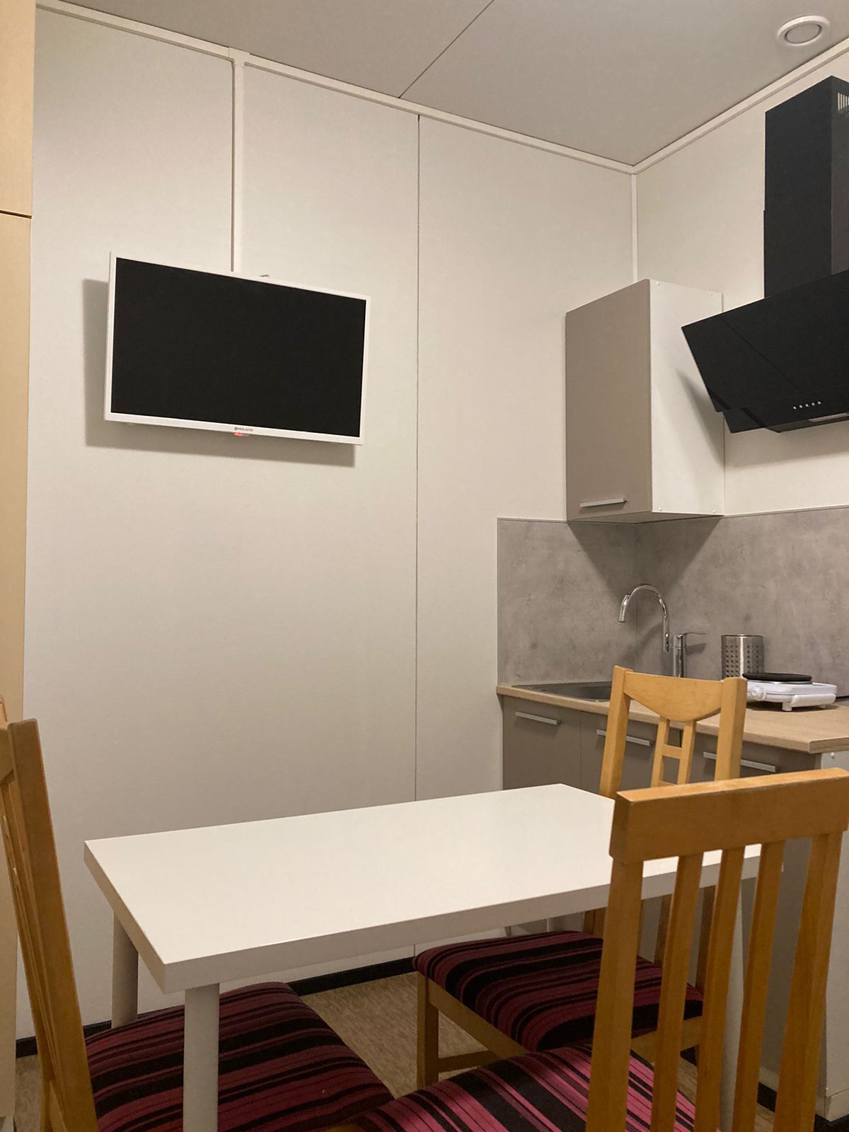 Studio Économique | Cuisine privée | Micro-ondes dans l'espace commun, nécessaire de nettoyage