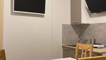 Studio Économique | Cuisine privée | Micro-ondes dans l'espace commun, nécessaire de nettoyage