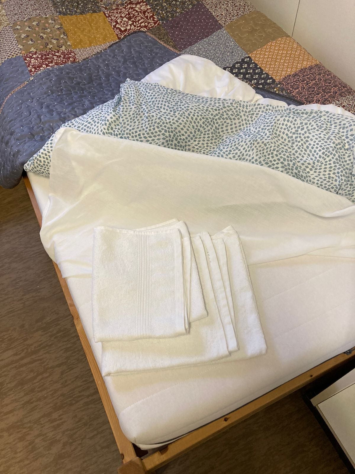 デスク、アイロン / アイロン台、WiFi (無料)、ベッドシーツ