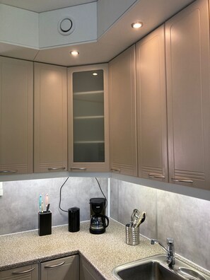 Appartement de base | Cuisine privée | Micro-ondes dans les aires communes, produits de nettoyage, essuie-tout