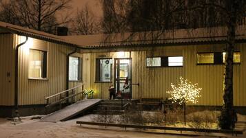 Façade de lâhĂ©bergement - soirĂ©e/nuit