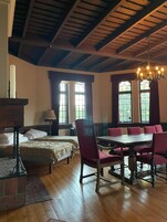 Habitación panorámica | Tabla de planchar con plancha, wifi gratis, ropa de cama