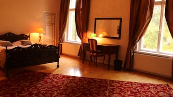 Kolmen hengen deluxe-huone | 1 makuuhuone, silitysrauta/-lauta, ilmainen Wi-Fi, vuodevaatteet