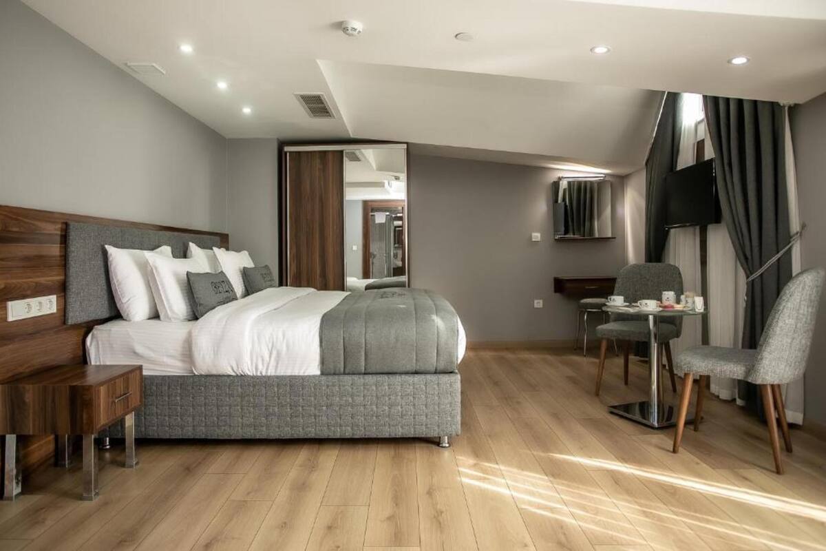 1 bedroom, Egyptian cotton sheets, premium bedding, down comforters