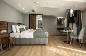 Penthouse with Balcony and Kitchenette | 1 sovrum, egyptiska bomullslakan och sängtillbehör av högsta kvalitet