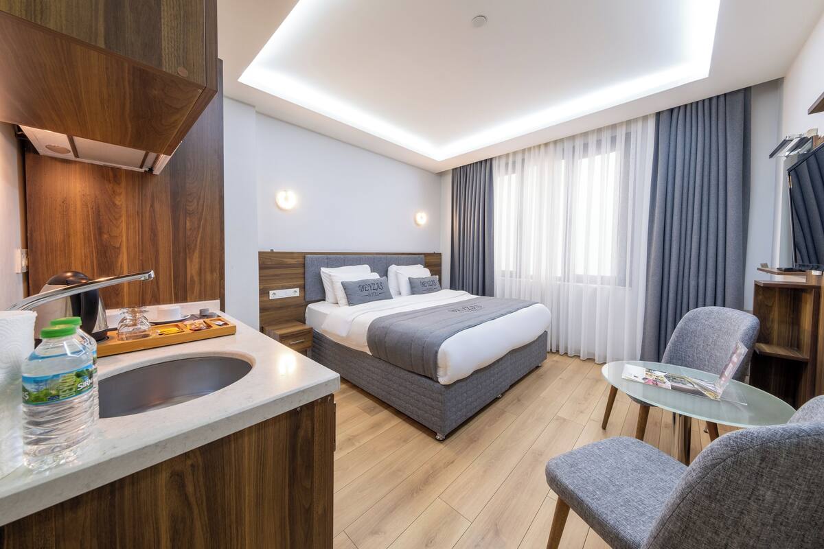 1 bedroom, Egyptian cotton sheets, premium bedding, down comforters