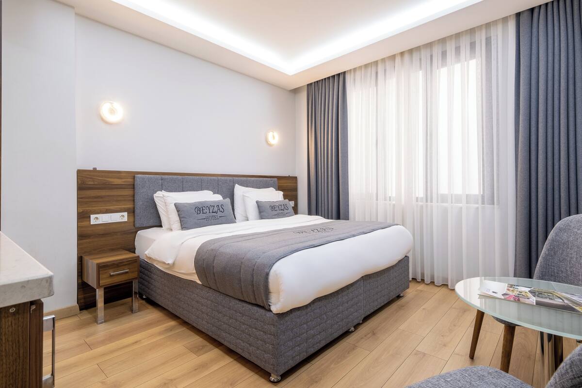 1 bedroom, Egyptian cotton sheets, premium bedding, down comforters
