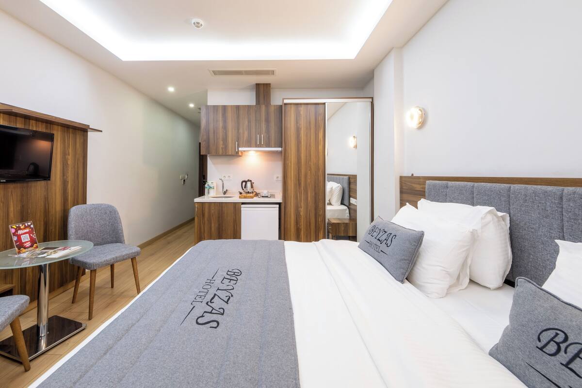 1 bedroom, Egyptian cotton sheets, premium bedding, down comforters