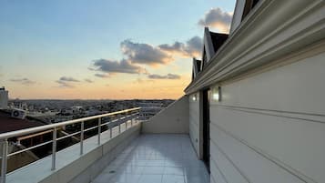 Penthouse with Balcony and Kitchenette | Terraza o patio
