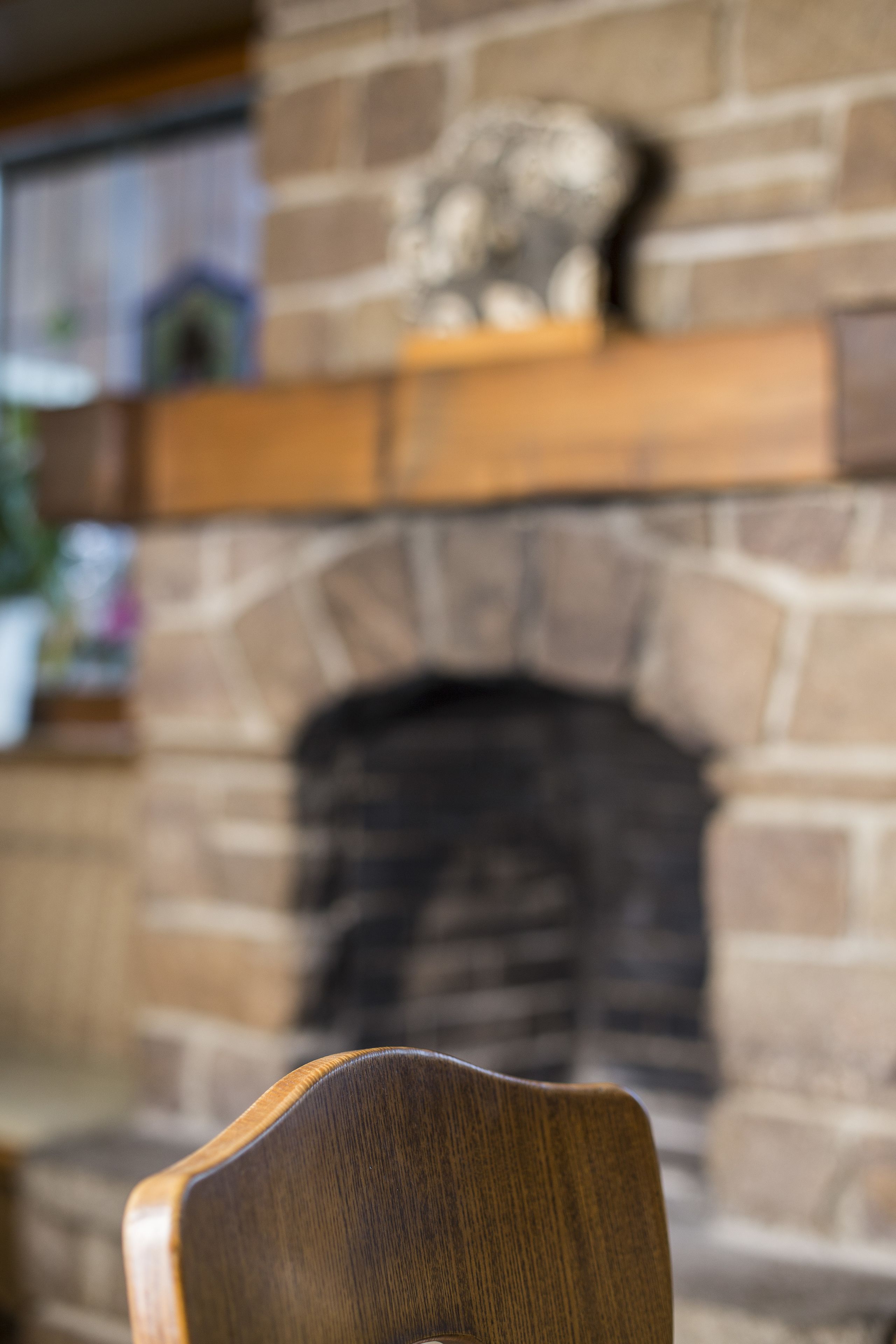 Una chimenea de piedra con repisa.