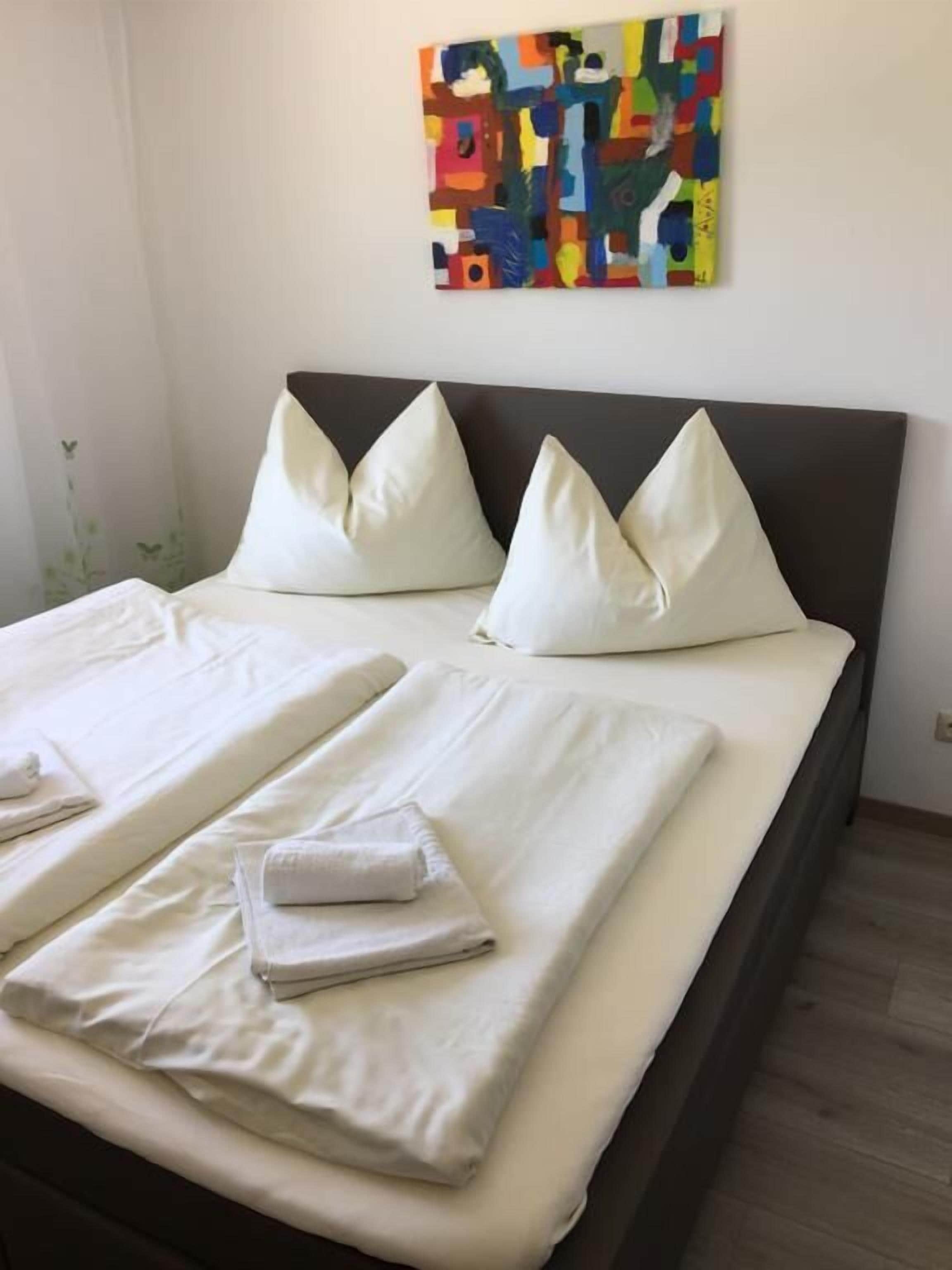 Escritorio, wifi gratis y ropa de cama 