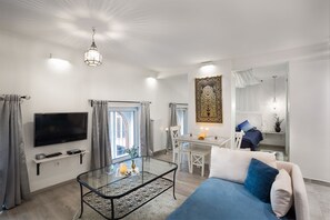 Design-studio, puolikerroksessa | Oleskelualue | Taulutelevisio