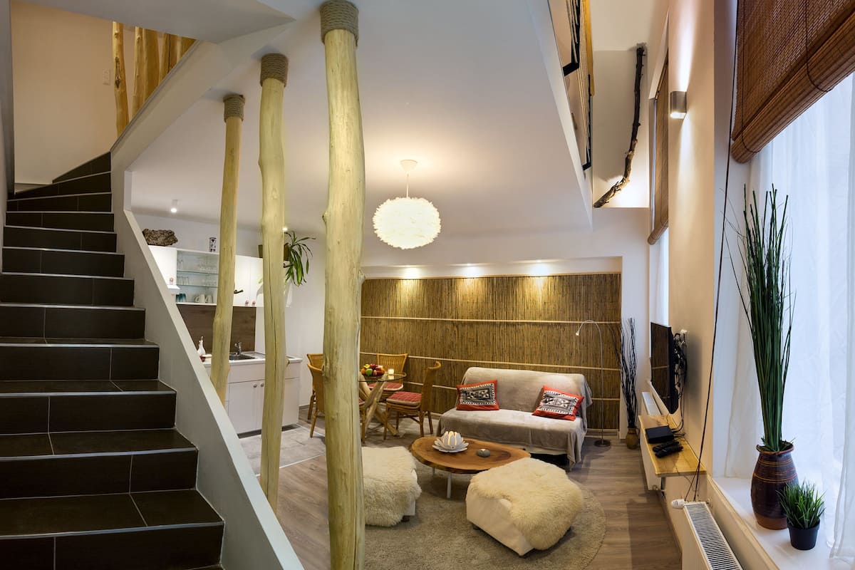 Un interior moderno con una escalera, un comedor y una sala de estar.