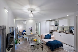 Design Studio, Mezzanine | Private kitchen | Fridge, microwave, oven, stovetop - Suites 13 Budapest (Budapest)