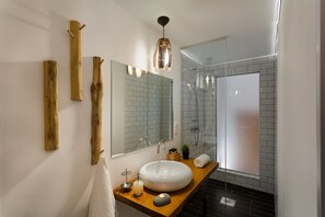 Design Duplex, Ground Floor | Bathroom | Shower, free toiletries, hair dryer, slippers - Suites 13 Budapest (Budapest)