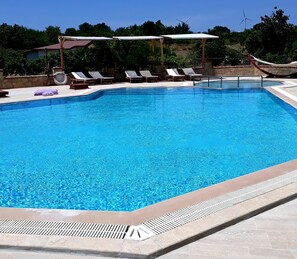 Outdoor pool, pool umbrellas, sun loungers - Villa Mercan (Datça)