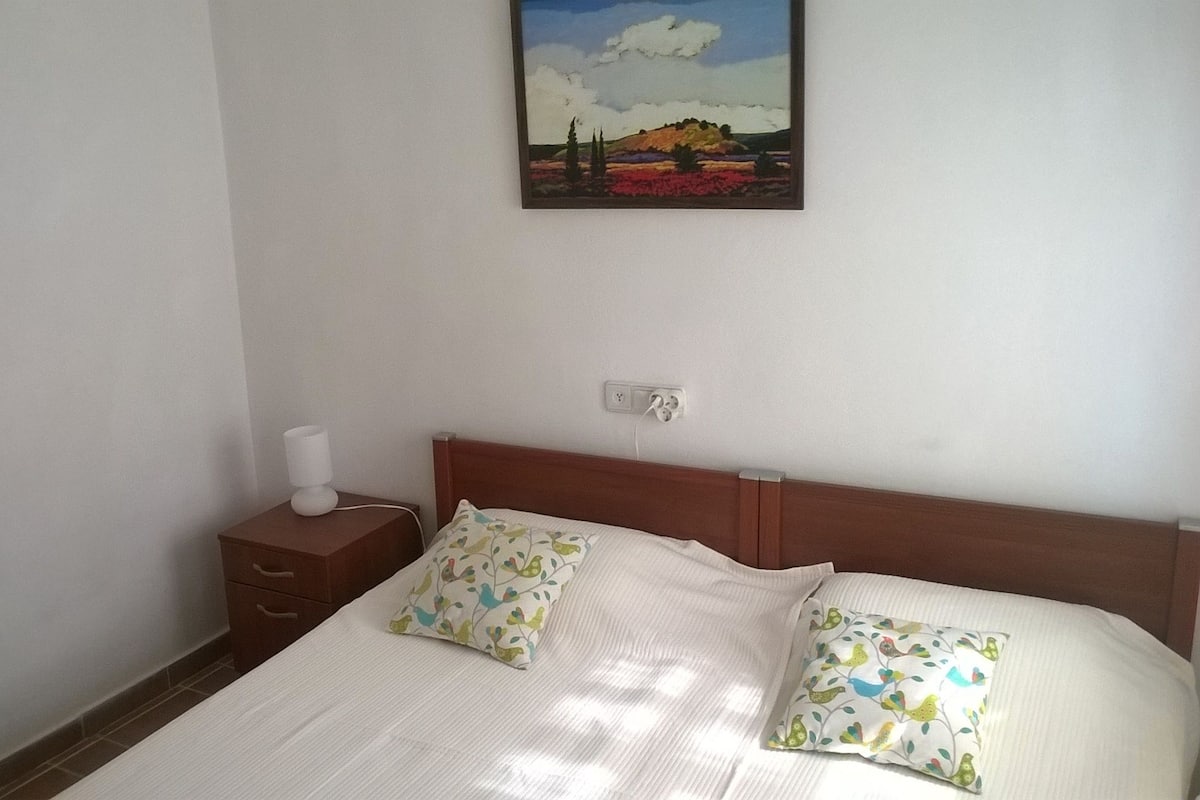 Habitación básica con 1 cama matrimonial o 2 individuales | Wifi gratis y ropa de cama