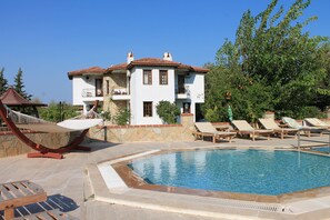 Outdoor pool, pool umbrellas, sun loungers - Villa Mercan (Datça)