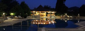 Outdoor pool, pool umbrellas, sun loungers - Villa Mercan (Datça)