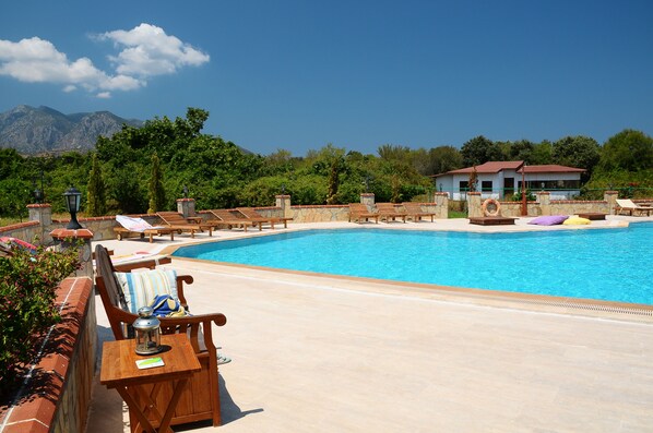 Außenpool, Sonnenschirme, Liegestühle