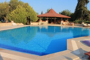 Outdoor pool, pool umbrellas, sun loungers - Villa Mercan (Datça)