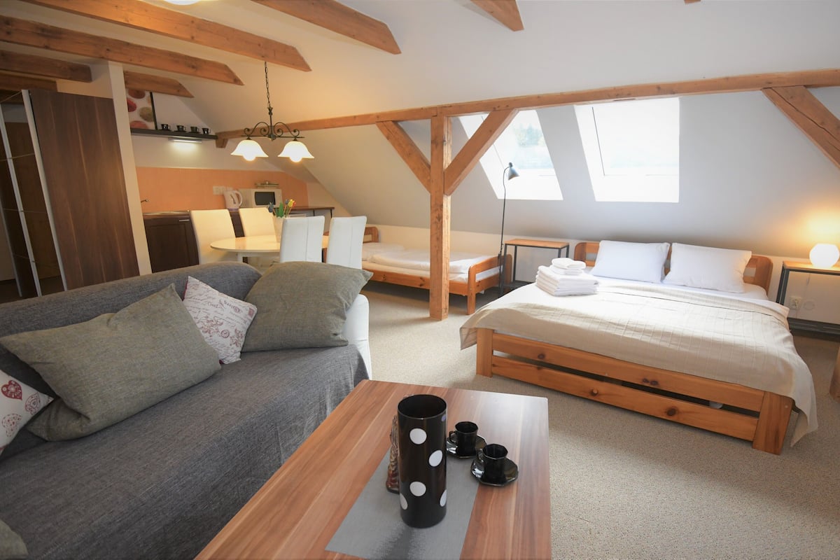 Premium-Vierbettzimmer | Select-Comfort-Betten, Schreibtisch, Verdunkelungsvorhänge