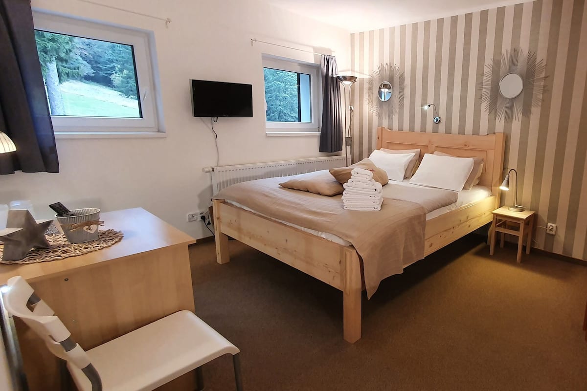 Vierbettzimmer | Select-Comfort-Betten, Schreibtisch, Verdunkelungsvorhänge