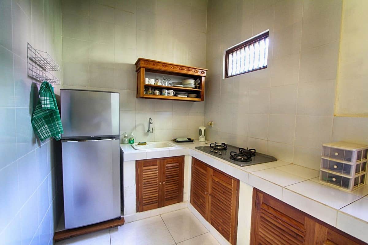 bungalow 8 | private kitchen | fridge, electric kettle