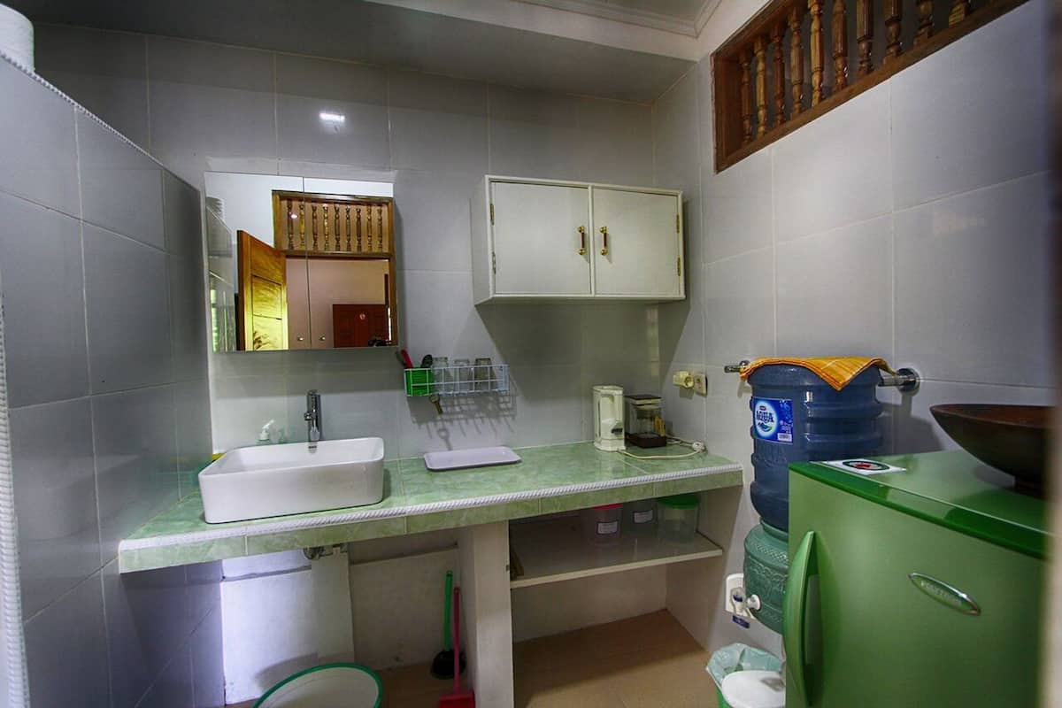 bungalow 7 | bathroom | shower, towels