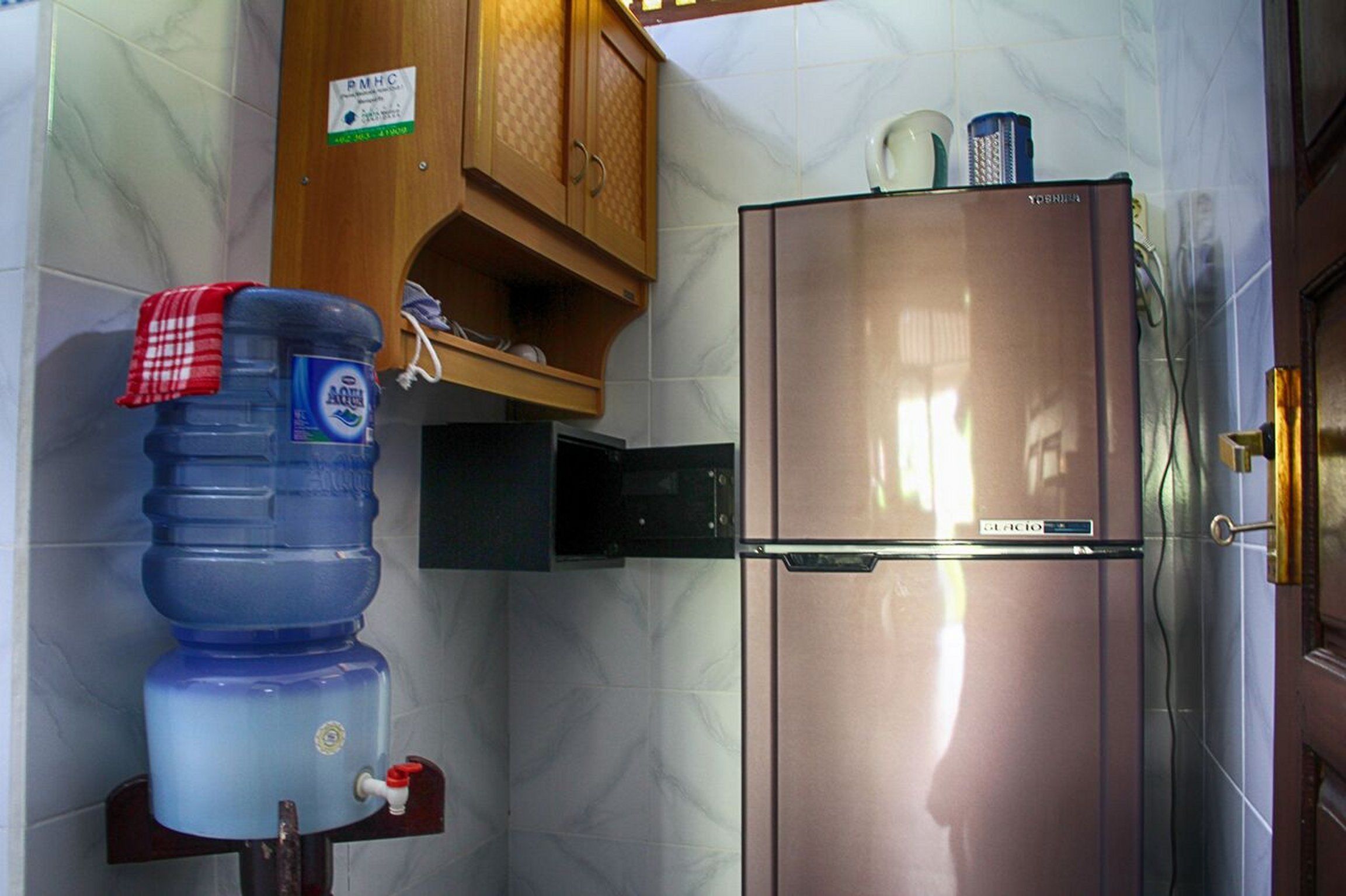 room 6 | private kitchenette | fridge, electric kettle