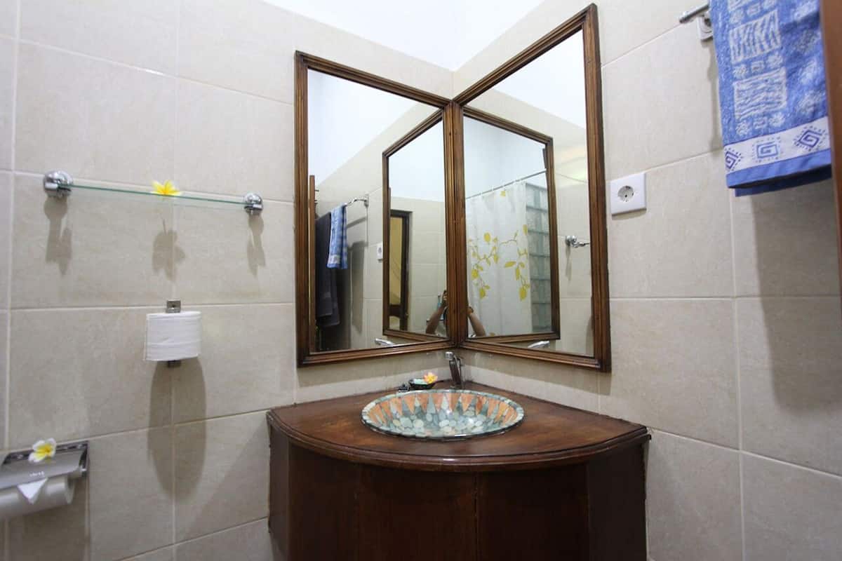 bungalow | bathroom sink